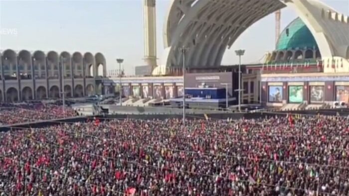 الايرانيون يلقون النظرة الأخيرة على جثمان الشهيد الخامنئي في مصلى الخميني