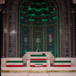 جثمان الشهيد السيد خامنئي في مصلّى طهران استعدادا لمراسم تشييعه