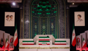 جثمان الشهيد السيد خامنئي في مصلّى طهران استعدادا لمراسم تشييعه
