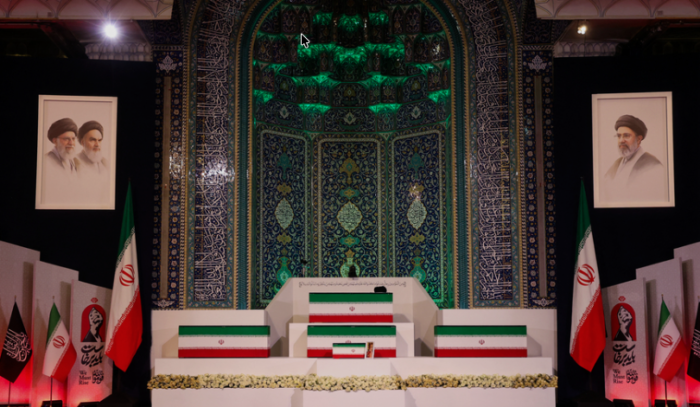 جثمان الشهيد السيد خامنئي في مصلّى طهران استعدادا لمراسم تشييعه