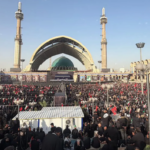 رايات الثأر الحمراء و هتافات “الانتقام” تغطي مصلى طهران