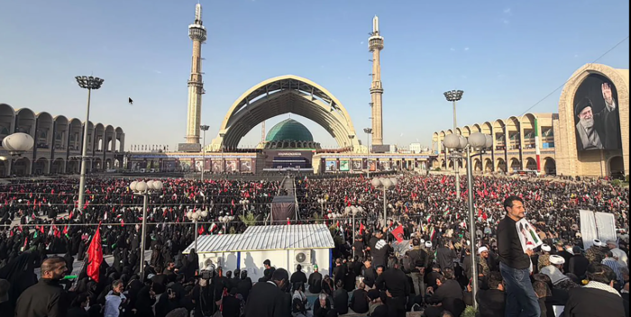 رايات الثأر الحمراء و هتافات “الانتقام” تغطي مصلى طهران
