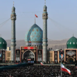 الشهيد خامنئي يوارى الثرى في مشهد بعد مراسم التشييع التأريخي