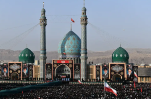 الشهيد خامنئي يوارى الثرى في مشهد بعد مراسم التشييع التأريخي