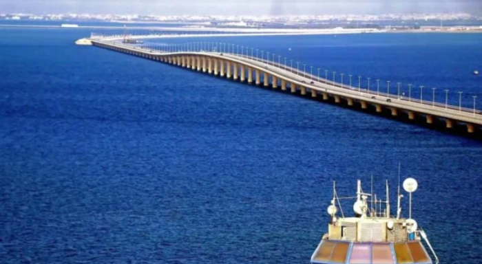 صحيفة إيرانية تطالب باستهداف جسر الملك فهد رداً على قصف السكك الإيرانية