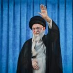 عمامة سوداء على نعش السيد الشهيد خامنئي وهتافات الثأر تزلزل المصلّى الكبير