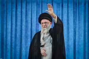 عمامة سوداء على نعش السيد الشهيد خامنئي وهتافات الثأر تزلزل المصلّى الكبير