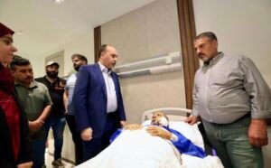 أمين بغداد يتفقد المصابين إثر الاعتداء الدورة ويتكفّل شخصياً بتكاليف علاجهم