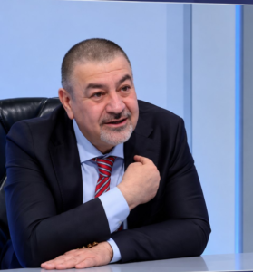 آراس حبيب: من هو الوزير العبقري الذي وضعتموه على رأس ملف الذكاء الاصطناعي؟