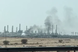 دخان ونيران بالقرب من منشأة لأرامكو في الرياض