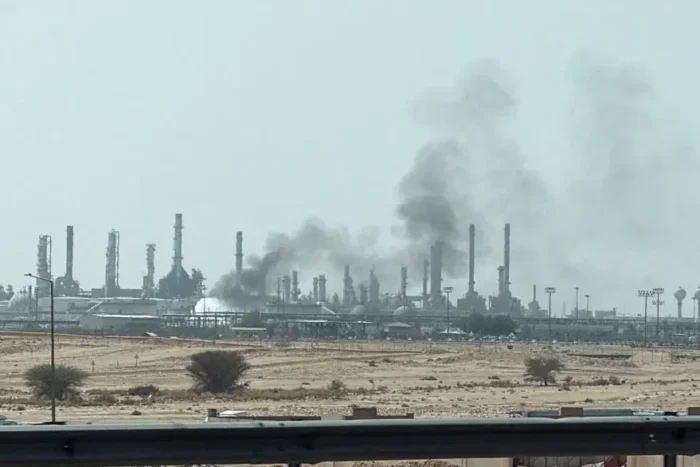 دخان ونيران بالقرب من منشأة لأرامكو في الرياض