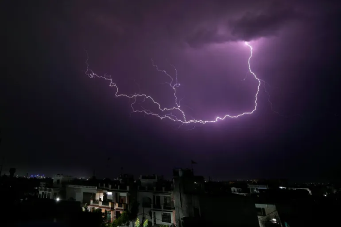 صاعقة تحوّل مباراة كرة قدم في الأنبار إلى مأساة